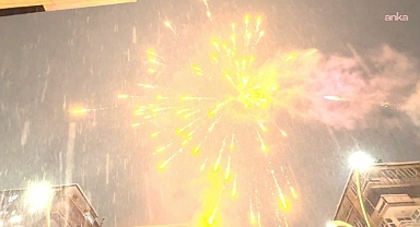 Diyarbakır yeni yılı yoğun kar yağışına rağmen havai fişekler ve halaylarla karşıladı