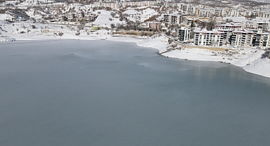 Termometreler Tunceli'de dün gece -20'yi gösterdi, Uzunçayır Baraj Gölü buz tuttu