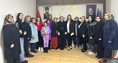 Anahtar Parti Kartal İlçe Başkanlığı’nda Kadınlardan Anlamlı Buluşma