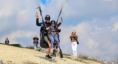 Özel Gereksinimli Çocuklara Yamaç Paraşütü Etkinliği