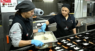 Şişli Aşevi'nde hazırlanan yemekler, ihtiyaç sahibi hanelere ulaştırılıyor