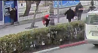 Yolda bulduğu çantayı yetkililere teslim etmeyen temizlik görevlisi işinden oldu