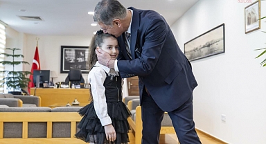 Başkan Cemil Tugay, İstiklal Marşı'nı ezbere okuyan minik Esila’yla buluştu