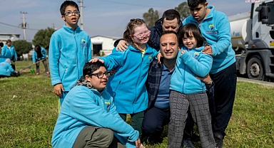 Bornova'da Dünya Down Sendromu Farkındalık Günü'nde fidanlar toprakla buluştu