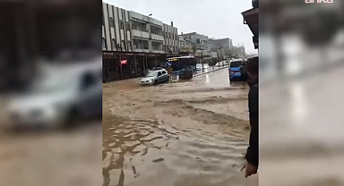 Etkili olan yağışlar Balıklıgöl'de taşkınlara yol açtı, kent sular altında kaldı