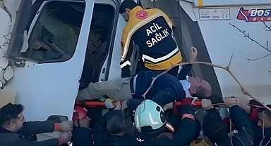 Freni patlayan kamyon eve girdi: Sürücü itfaiye ekiplerince kurtarıldı