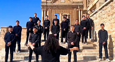 Mardin'in tarihi sokaklarında İstiklal Marşı oratoryosu sahnelendi 