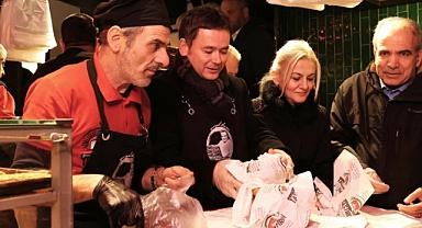 Bursa Abdal Meydanı’nda Sahur Buluşması | Erkan Aydın’dan simit-çay ikramı