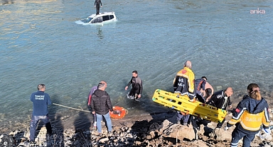 Tunceli'de bir araç nehre düştü, sürücü kurtarıldı