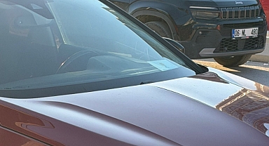 AK Parti’de “İmtiyaz Kartı” Tartışması: Araç Camlarındaki Logolu Kartlara Tepki