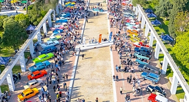 Klasik Otomobil Sergisi ziyaretçilerini zaman yolculuğuna çıkardı 