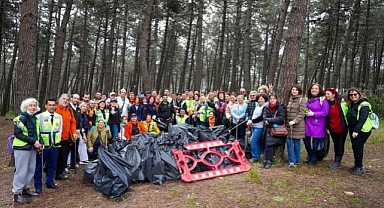 Maltepe’de, belediye-gönüllü iş birliğiyle ormanlık alan çöplerden arındırıldı