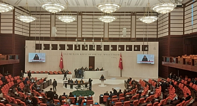 Meclis’ten yeni düzenleme: Doğum izni uzadı, sosyal medyaya yaş sınırı geldi