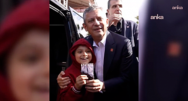 Özgür Özel'den Urla'da yanına gelen çocuğa kravat hediyesi