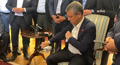 CHP Genel Başkanı Özgür Özel, kendisine ulaşan tebligatı yırttı