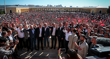 Özgür Özel, on binlerce vatandaşla Ata'nın huzuruna yürüdü