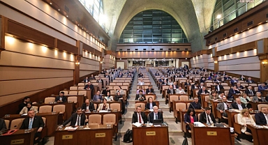 İBB Meclisi CHP üyeleri: Yerimiz bellidir. Özgür Özel, Özgür Çelik ve Ekrem İmamoğlu'nun yanında mücadeleye devam edeceğiz