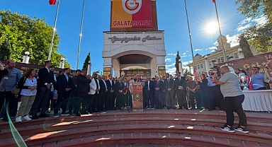 Galatasaray Bayrağı Büyükçekmece Şampiyonlar Anıtı'na Çekildi