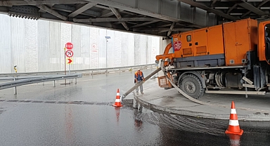 İBB, İstanbul genelinde etkili olan kuvvetli sağanak yağışa karşı tüm birimleriyle sahada