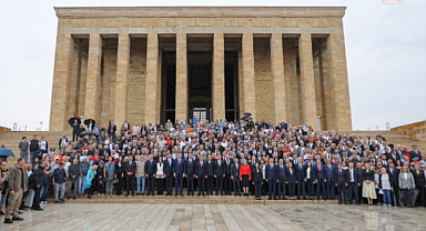 Özgür Özel, YENİ Parti heyetiyle Anıtkabir'i ziyaret etti