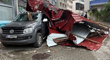 Artvin'de sağanak ve fırtına etkili oldu: Caddeler su altında kaldı, çatılar uçtu