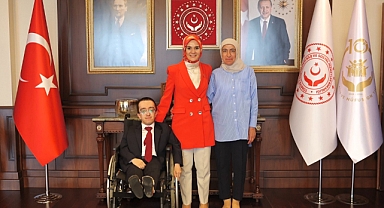 Bakan Göktaş, cam kemik hastalığıyla mücadele ederek doktor olan Hamza Ağır'ı ağırladı