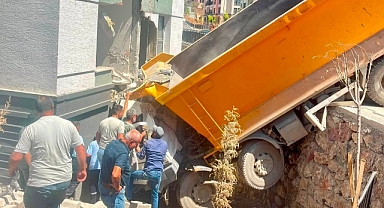 Hafriyat kamyonu TOKİ konutlarına çarptı: Sürücü yaralandı