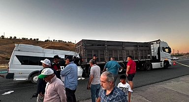 Mevsimlik tarım işçilerini taşıyan minibüs tıra çarptı: 3'ü ağır 18 yaralı