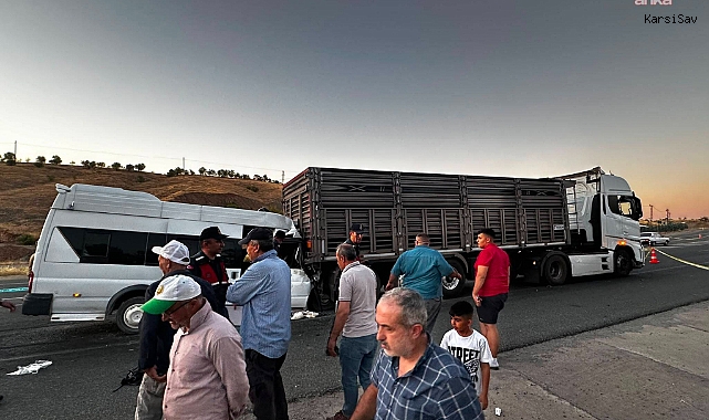 Mevsimlik tarım işçilerini taşıyan minibüs tıra çarptı: 3'ü ağır 18 yaralı