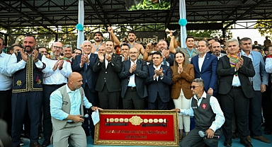 Müsavat Dervişoğlu Kurtdereli Güreşleri'ni izledi, çiftçilerle domates topladı