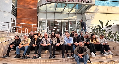 Çiğli Belediye Başkanı Yıldız'ın AK Parti'ye geçişine CHP'den belediye önünde oturma eylemli protesto 