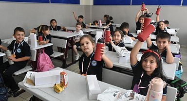 Pendik’te okula başlayan 10 bin 532 öğrenciye termos hediyesi