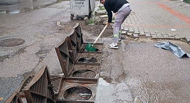Kartal Belediyesi ekipleri şiddetli yağış ve fırtınaya karşı sahada
