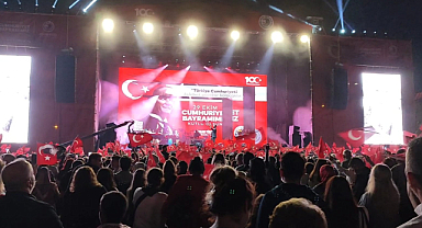 Hadise, Cumhuriyet Kutlamalarında Kartallıları Coşturdu