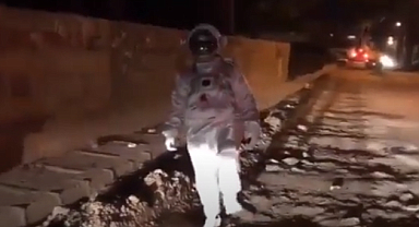 Hindistan'da yolların durumuna dikkat çekmek için sanatçı Baadal Nanjundaswamy ay yürüyüşü yaptı